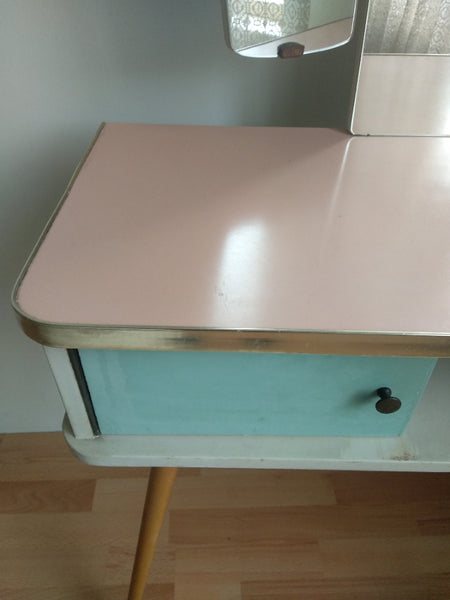 Retro Kaptafel Jaren '60 In Pastelkleuren. - RELIVING