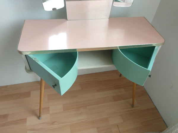 Retro Kaptafel Jaren '60 In Pastelkleuren. - RELIVING