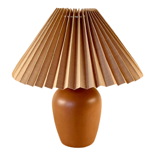 Bruine Keramieken Lamp Met Beige Plisse Kap