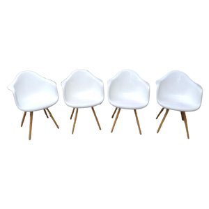 Mooie Set Van 4 Witte Kuipstoelen Naar Ontwerp Van Eames