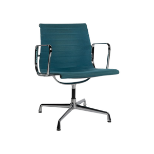 Vitra Eames Ea107 Blauw Hopsak Met Een Chroom Onderstel